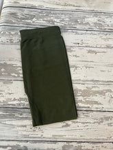 Load image into Gallery viewer, Classic &amp; Comfy Seamless Capri Leggings
