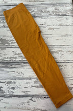 Load image into Gallery viewer, Classic &amp; Comfy Seamless Capri Leggings